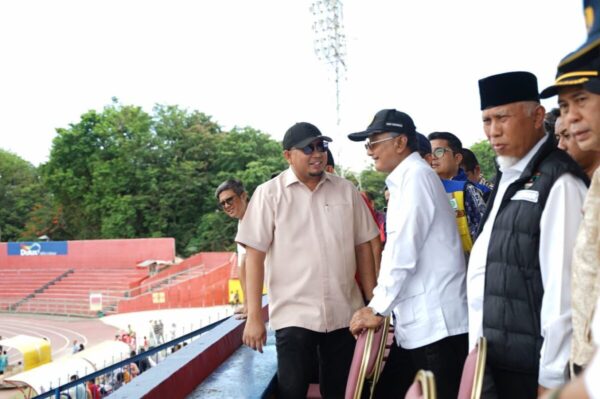 REHAB STADION-- Wakil Ketua Komisi VI DPR RI Andre Rosiade bersama Menteri Pekerjaan Umum Dody Hanggodo memastikan Stadion GOR Haji Agus Salim Padang akan menjalani rehabilitasi total pada tahun 2026. Kepastian itu disampaikan saat kunjungan dan peninjauan langsung di stadion tersebut, bertepatan dengan pembukaan Andre Rosiade Cup 1 2026, Jumat (30/1/2026).