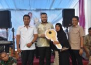 Vasco Ruseimy Serahkan Kunci Huntara di Kapalo Koto, Pauh