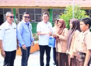 Ajar Anak Mengelola Uang Saku: Rahmat Hidayat Serahkan Buku Tabungan SimPel di SMPN 4 Lubukalung