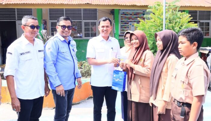 Ajar Anak Mengelola Uang Saku: Rahmat Hidayat Serahkan Buku Tabungan SimPel di SMPN 4 Lubukalung