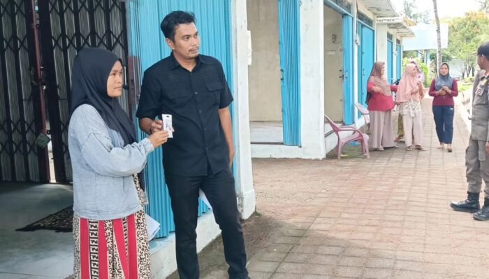 16 Pedagang Souvenir di Pantai Air Manis Padang Tempati Kios Baru