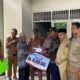 SERAHKAN BANTUAN KORBAN KEBAKARAN-- Wakil Wali Kota Padang Maigus Nasir, s menyerahkan bantuan secara langsung kepada warga terdampak musibah kebakaran di Jalan Jati Adabiah No. 43, RT 001 RW 007, Kelurahan Jati, Kecamatan Padang Timur, Senin (9/2/2026).