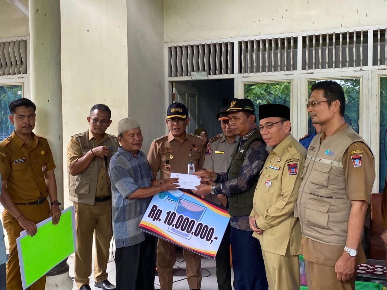 SERAHKAN BANTUAN KORBAN KEBAKARAN-- Wakil Wali Kota Padang Maigus Nasir, s menyerahkan bantuan secara langsung kepada warga terdampak musibah kebakaran di Jalan Jati Adabiah No. 43, RT 001 RW 007, Kelurahan Jati, Kecamatan Padang Timur, Senin (9/2/2026).