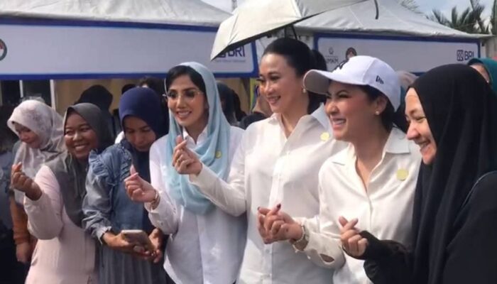 Kunjungi Padang Pariaman, Seruni Kabinet Merah Putih Serahkan Bantuan dan Tinjau Huntara Batang Anai