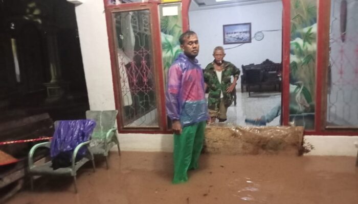 Curah Hujan Tinggi, Rumah Warga di Pessel Terendam Banjir