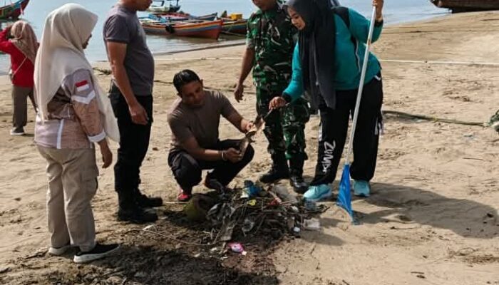Masuki Ramadhan, Warga Tarusan Pessel Goro Bersihkan Pantai Batu Kalang
