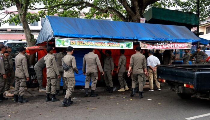 Puluhan Pedagang di Jalan Sutoyo Batusangkar Direlokasi ke Komplek Benteng Van der Capellen