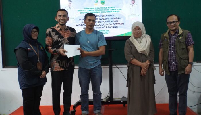 93 Warga Terdampak Banjir Bandang Terima Bantuan Jadup dari Kemensos