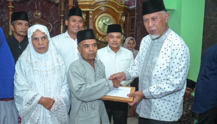 Temui Warga Salareh Aia, Gubernur Salurkan Bantuan dan Tegaskan Komitmen Pemulihan Pascabanjir