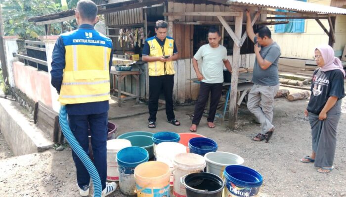Terdampak Kemarau: Pemkab Dharmasraya Salurkan 64.000 Liter Air Bersih Setiap Hari 