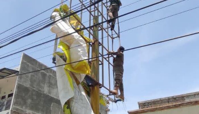 Baliho Rusak dan Tak Berizin Disikat Satpol PP dan Damkar Padang Panjang 