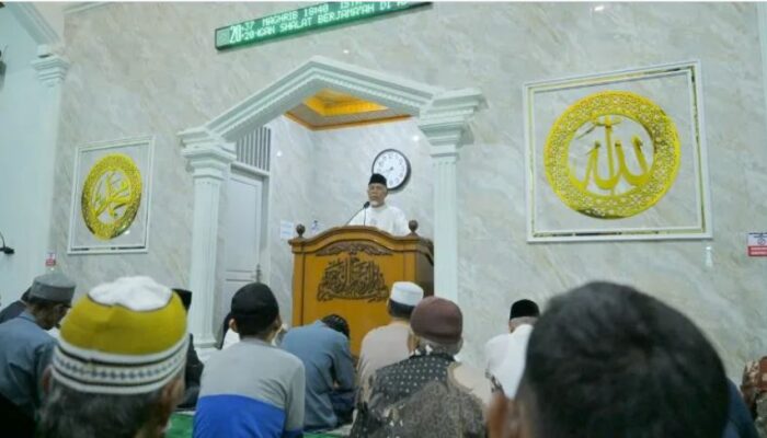 Tarawih Perdana di Masjid Muhajirin, Gubernur Ajak Warga Jaga Kebersamaan dan Silaturahmi