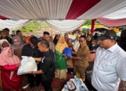Andre Rosiade Bagikan Ribuan Paket Sembako HUT Gerindra di Pesisir Selatan