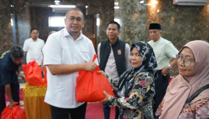 Andre Rosiade Bagikan 1.000 Paket Sembako di Batang Arau, Warga Terbantu Sambut Ramadhan