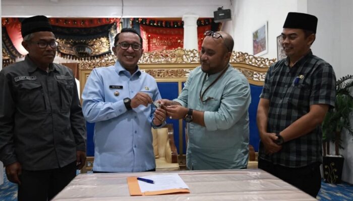 PT Nindya Karya Serahkan Kunci Huntara di Guguak Malalo