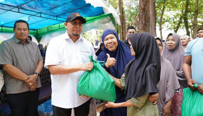 Andre Rosiade Berbagi 1.000 Paket Sembako di Pasir Lohong Pariaman