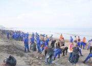 Tanggapi Instruksi Presiden: Polda Sumbar Gelar Aksi Korve Bersih-Bersih di Pantai Padang