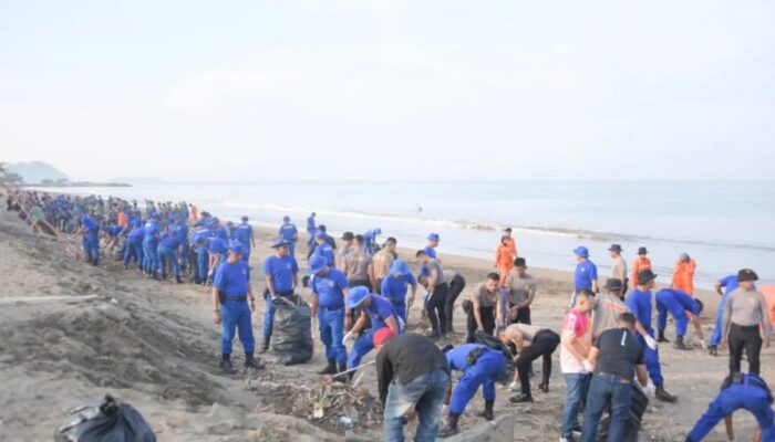 Tanggapi Instruksi Presiden: Polda Sumbar Gelar Aksi Korve Bersih-Bersih di Pantai Padang