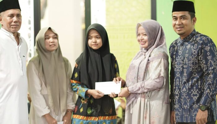 Berbuka Puasa Bersama Anak Yatim, Wako Solok Serahkan Santunan