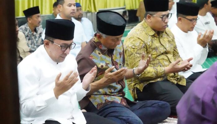 Kunjungi Tanah Datar, Menteri PU Shalat Tarawih di Masjid Muhammadiyah Batusangkar
