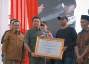 Kepala BNPB Serahkan Bantuan Dana Stimulan Rumah Rusak Rp2,8 Miliar untuk 126 KK di Tanah Datar 