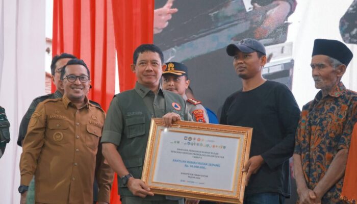 Kepala BNPB Serahkan Bantuan Dana Stimulan Rumah Rusak Rp2,8 Miliar untuk 126 KK di Tanah Datar 