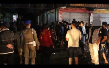 Warga Geruduk Kafe Karaoke Golden, 2 Wanita dan Botol Minol Diamankan