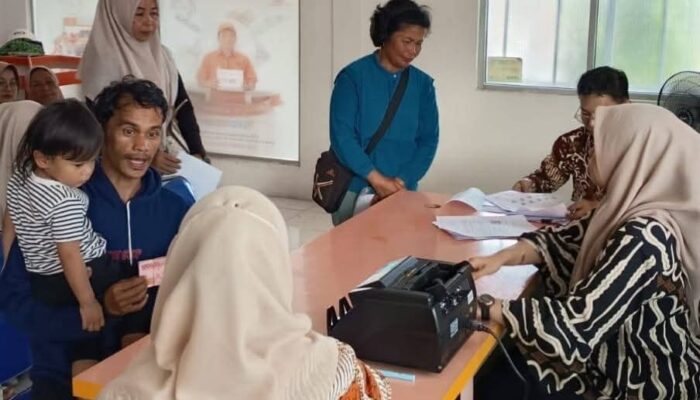 Sepekan Jelang Lebaran, 383 KPM Kota Padang Panjang Terima BSE dan Bantuan Isi Huntara 