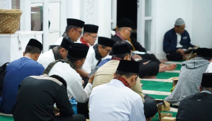 Ratusan Pejabat Pemkab Tanah Datar Ramai-ramai I’tikaf di Masjid Nurul Amin Pagaruyung