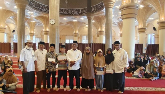 Berbahagia di Hari Lebaran, 133 Anak Yatim Terima Santunan di Masjid Agung Nurul Ilmi Pasbar