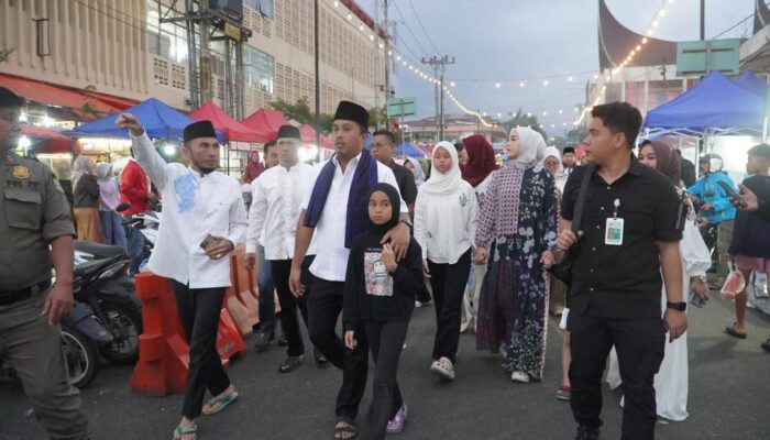 Wagub Vasko Ruseimy dan Wawako Allex Berburu Takjil di Paskul Pasar Pusat Padang Panjang
