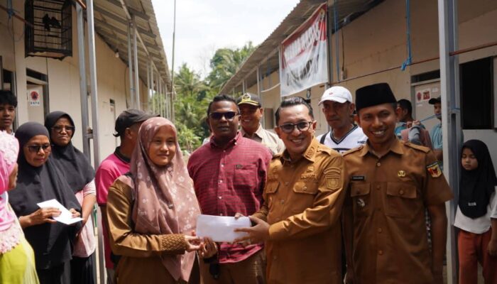 Bupati Eka Putra Salurkan Bantuan Raja Pagaruyung untuk 66 KK Korban Bencana Hidrometeorologi di Tanah Datar