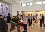 Mengabdi Demi Keselamatan Warga: Pemko Padang Serahkan Bingkisan Lebaran untuk Penjaga Perlintasan Sebidang KA