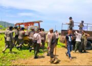 Satpol PP Kota Padang Tertibkan PKL Pantai Air Manis