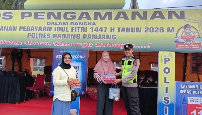 Tinjau Posko Pengamanan Lebaran, Ketua TP PKK Serahkan Paket Lebaran untuk Petugas 
