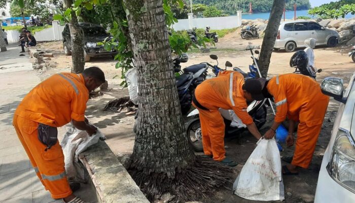 Kerja Keras Pasukan Orange di Momen Libur Lebaran: 3 Armada Pengangkut Sampah Dikerahkan di Pantai Padang 