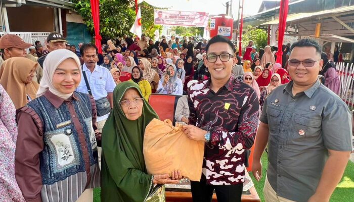 Andre Rosiade Bagikan 500 Paket Sembako di Jati, Warga Antusias