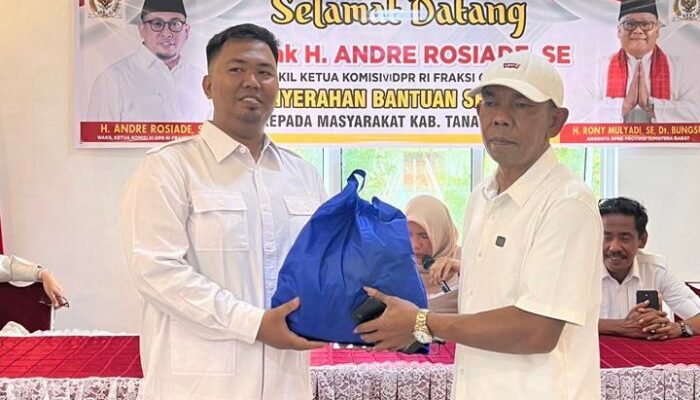 Andre Rosiade Salurkan Ratusan Paket Sembako di DPC Gerindra Tanah Datar