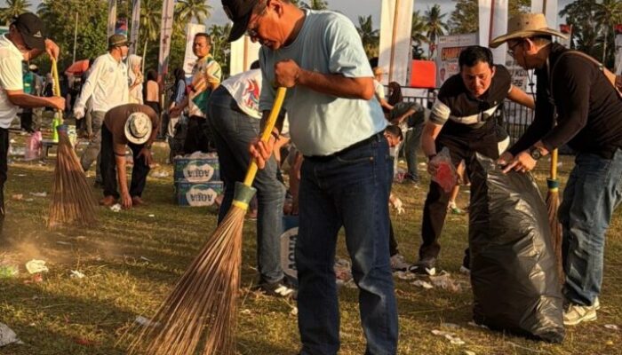 Alek Pacu Kudo Berakhir, Bupati JKA Bersihkan Lapangan Pacu Balah Aia Bersama Warga