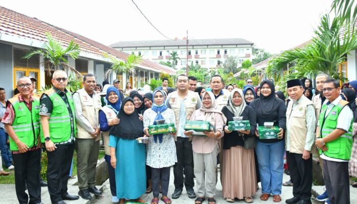 Kwarda Pramuka Sumbar Berbagi: Penghuni Huntara Dapat Uang Rp500 Ribu, Minuman Kaleng dan Kurma