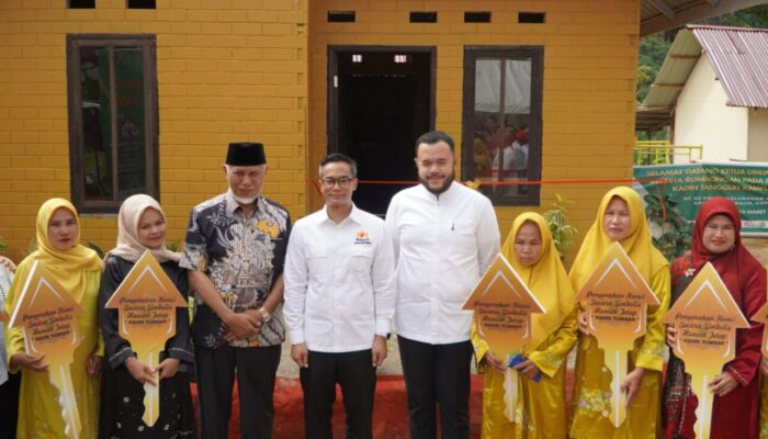 Anindya Bakrie Serahkan Kunci Huntap Kampung Tangguh Kadin: Warga Terdampak Bisa Berlebaran di Rumah Layak