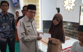 112 Anak Yatim di Lingkungan Balaikota Padang Terima Santunan