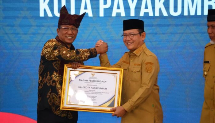 Keadilan di Depan Mata! Hadirkan Pos Bantuan Hukum, Wako Zulmaeta Raih Penghargaan Menteri Hukum