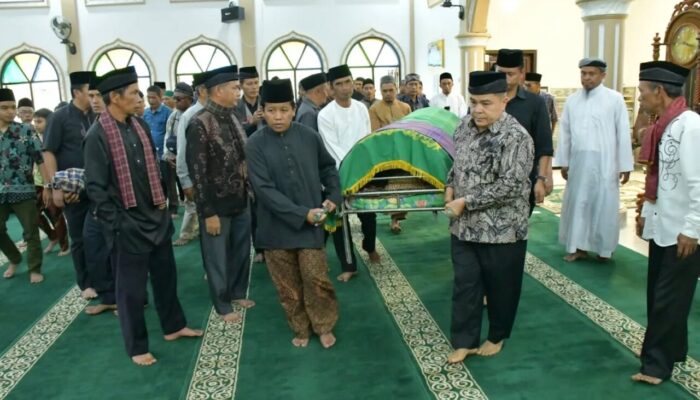 Sajak Perpisahan dari Tepi Danau Maninjau: Bupati Lepas Jenazah Angku Yus Dt. Parpatiah ke Peristirahatan Terakhir