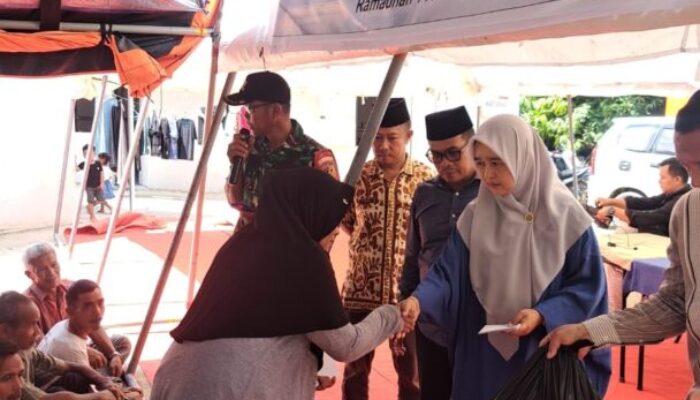 Lebaran Semakin Dekat, 53 KK Penghuni Huntara Bayang Utara Pessel Dapat Bantuan Sembako dan Uang Tunai