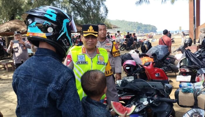 Kapolresta Padang Pantau Pengamanan di Pantai Air Manis: Cegah Praktik Pungli dan Kriminalitas Selama Libur Lebaran