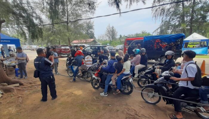 Lonjakan Pengunjung di Pantai Air Manis, Akses Pintu Masuk Diperketat