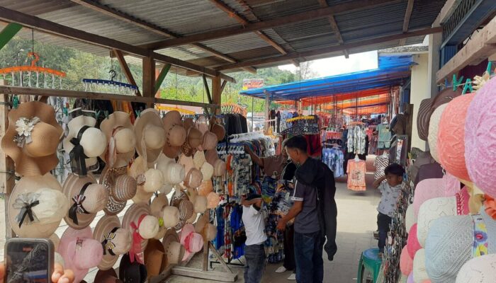 Berkah Lebaran: Pelaku UMKM Pantai Air Manis Panen Rezeki, Omzet Rp2 Juta Perhari