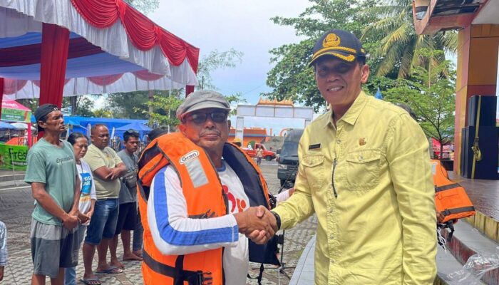 Keselamatan Pengunjung Paling Utama, 15 Pelaku Usaha Kapal Wisata di Pariaman Dapat Bantuan Pelampung Berstandar Internasional