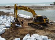 Antisipasi Banjir dan Kerusakan Tebing, Geobag Dipasang di Kawasan Muaro Ulakan